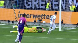 「衰えを感じざるを得ない」38歳ノイアーがまたも“やばいミス”でゴールを献上、ドイツ守護神の不安定パフォーマンスに不安視する声続々も指揮官は全幅の信頼「議論は受け付けない」