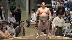 大相撲夏場所に“人気講談師”の熱心な姿 「見たことのない顔で」「すごく映ってますね」幕内取組前から観戦する様子に反響