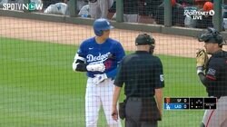 「ニコ谷さん！」大谷翔平の“さりげない所作”が反響 審判＆捕手に「礼儀正しいよな」打席前の笑顔が注目集める