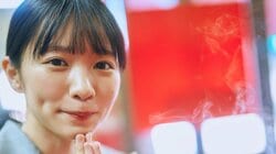 大盛りラーメンを食べ苦しむ彼に「ちょっと休んでいきましょうか。介抱しますよ」 椿野ゆうこが“色気マシマシ”な姿 SPA！デジタル写真集から誌面カット