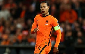 ファン・ダイクがベルギーコーチとユニ交換! アンリの差し出したシャツがファンをざわつかせる「なぜバルサ…」