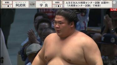 業師に敗れた力士が土俵下で“激おこ” 睨み付ける表情に実況席が心情