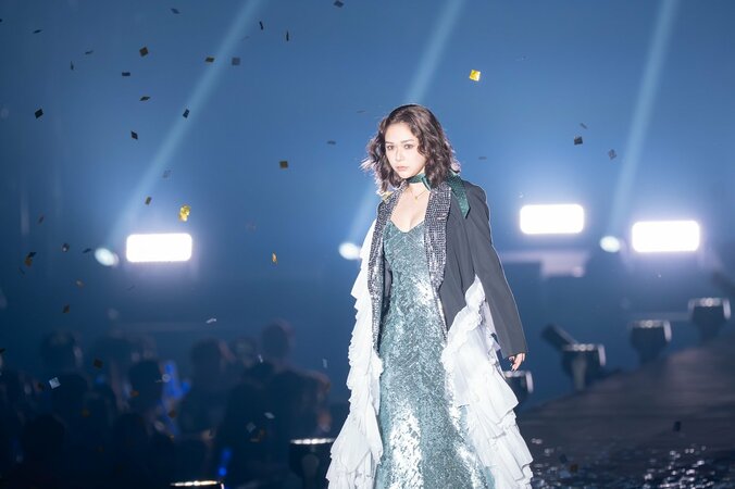 村重杏奈、“ピッタリ衣装”で美ボディが露わに
