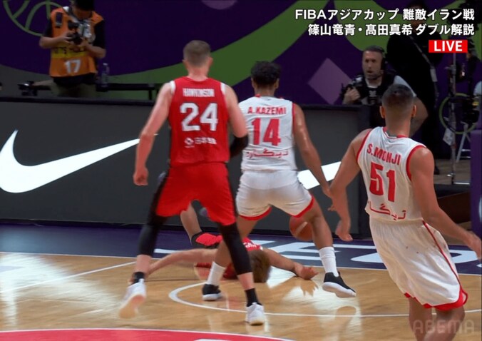 “まさかの顔面強打”が痛々しい…バスケ日本代表選手にアクシデント！「広告部分のモップが足りなかった？」解説者も絶叫 2枚目