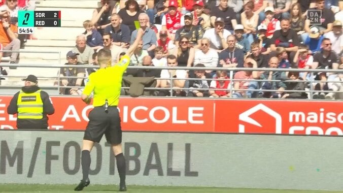 「は？ なんで？？？」中村敬斗に“不可解判定” まさかのイエロー提示に「意味不明」「どうした審判」本人も不満の表情 2枚目