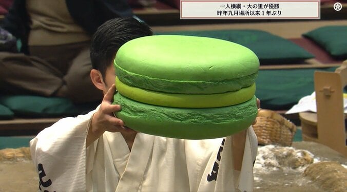 「衝撃のデカさ」大の里に“巨大すぎる”副賞「食べられるの?」「得体の知れぬ大きさ」驚きの声続々 3枚目