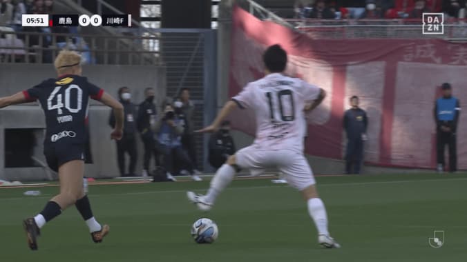 「マジで別格だ」大島僚太が鈴木優磨を吹っ飛ばす！「本当に怪我明け？」超強靭＆華麗な“キング・ターン”にファン騒然「お金の取れる選手」 5枚目