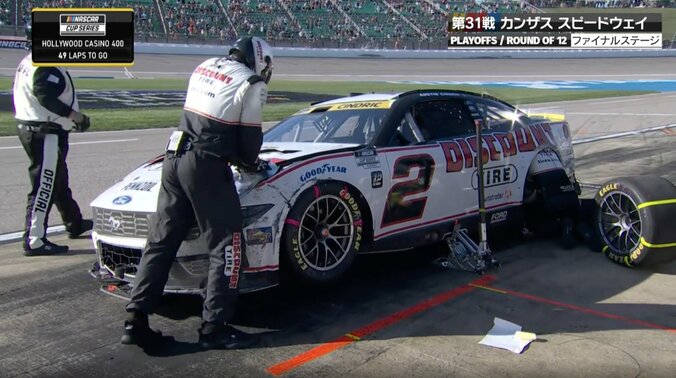 F1ではあり得ない！？ クラッシュしたマシンを「何がなんでも」直したい→驚きの光景に「出ましたね」実況は“驚かなかった”意外な手法 3枚目