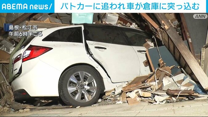 倉庫に突っ込んだ白色の車