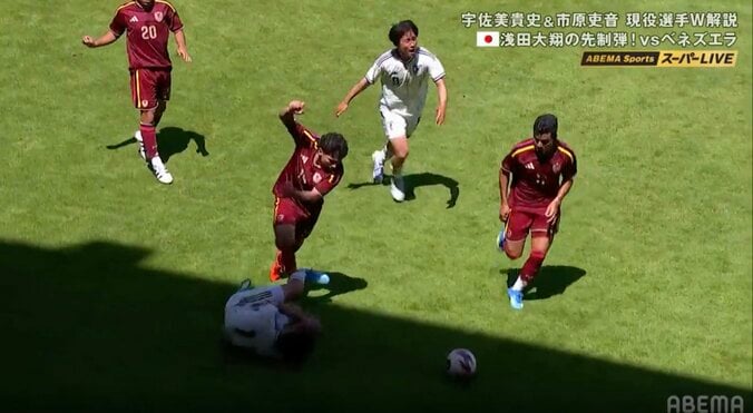 「乱闘か」「投げてる」U-19日本代表FWを襲った“南米タックル”にファン騒然 解説者苦言…ベンチメンバーも飛び出し激昂 3枚目