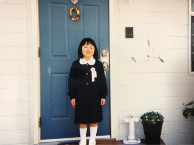 ブルゾンちえみ、今とまったく変わらない小学1年生の頃の写真を公開「髪型も、素顔も」 1枚目