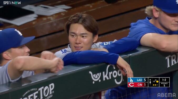 山本由伸が熱投後にベンチで談笑する様子