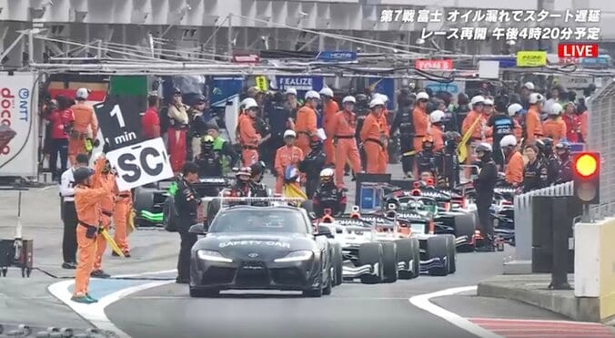 【写真・画像】超絶ドリフトで「命の危機を感じました」 人気ロックバンド、一流レーサーの凄技に脱帽「藤原とうふ店ですか？」異色のコラボが話題　1枚目