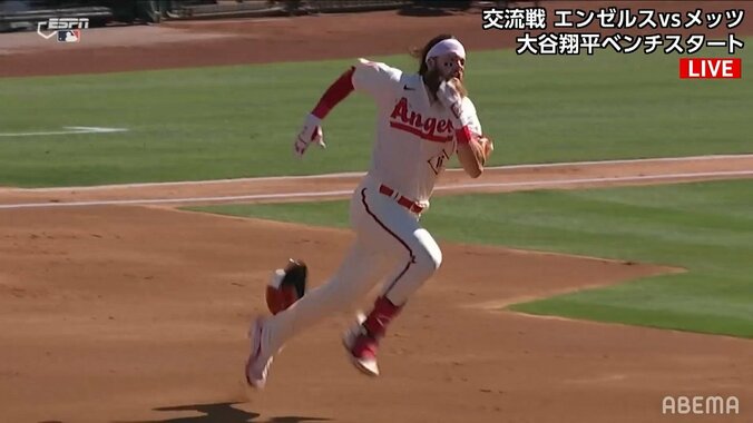 大谷翔平と仲良しマーシュ、長髪なびかせた激走に地元ファン興奮 得意の“ヘルメットヒールリフト”も 1枚目