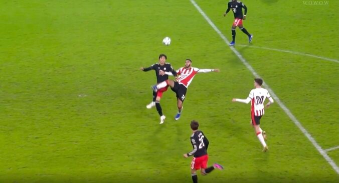 「ゴツすぎる」伊藤洋輝、目を疑う“まさかの光景”「すげえw」「強いな」相手エースを“強靭フィジカル”で圧倒「吹っ飛ばしたな」 5枚目