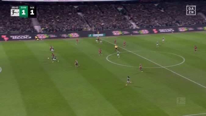 ファン脱帽！日本代表DFの“芸術的スルーパス”が「ピンポイントすぎる」「下で通すのはスーパー」菅原由勢が走り込む味方に絶品アシストの瞬間 5枚目