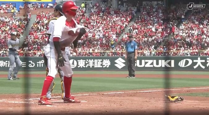 「いやもうシャツが…」広島の育成の星、気迫の“爆速生還”でまさか…実況＆カープOBも驚く「豪快に破れてますね」 3枚目
