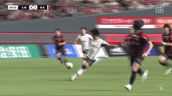 「年間ベストゴールだろ」衝撃！17歳高校生の弾丸30m超スーペルゴラッソにスタジアム騒然「キャプ翼の世界」「ゴラッソにも程がある」胸トラップから振り向きざまの超絶ボレー弾 5枚目