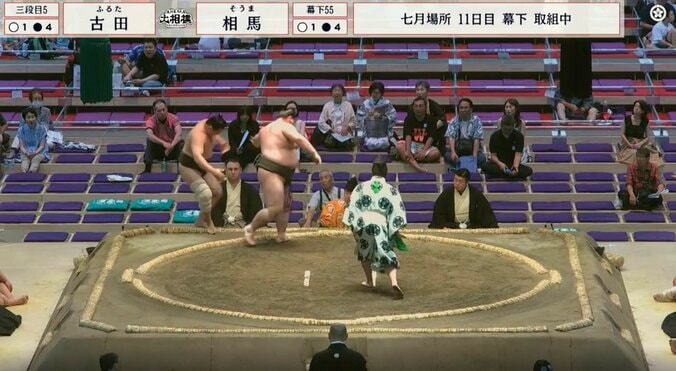 発生確率0.05%の“珍手”に館内ざわめき 「決まり手は何?」「珍しい勝ち方」滅多にない光景にファンも注目 3枚目