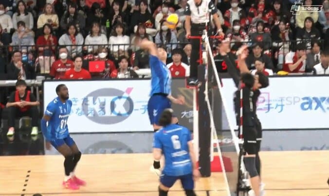 男子バレーで世界的セッターが“極上”片手トス「バスケットのレイアップのような」優しい手触りにファン興奮 3枚目