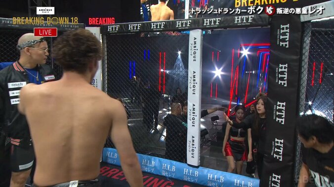 ケージの外にいるラウンドガールを呼び寄せる