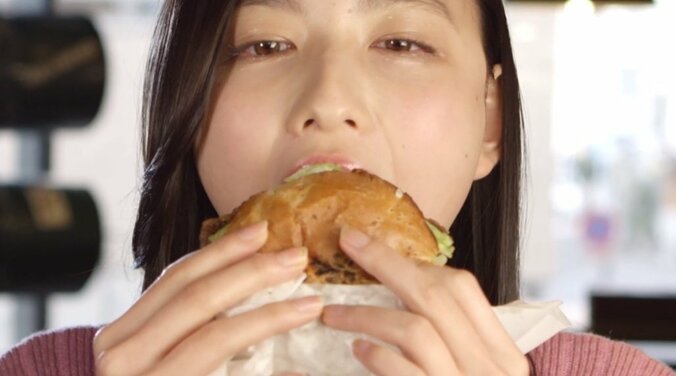 『まるで夢を食べてるみたい』メシテロリスト・北村優衣、絶品ハンバーガーを堪能 4枚目
