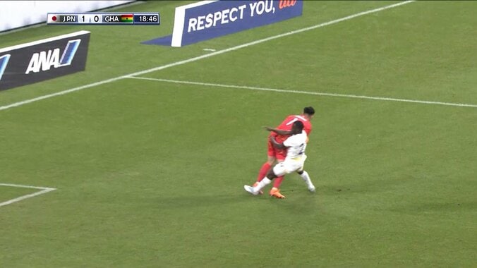 衝撃の仁王立ち！日本代表・早川友基、突っ込んできた敵FWを逆に吹っ飛ばす「体当たりにビクともしない」「これがJリーグ最強GK」「体幹強すぎ」ネット騒然 4枚目