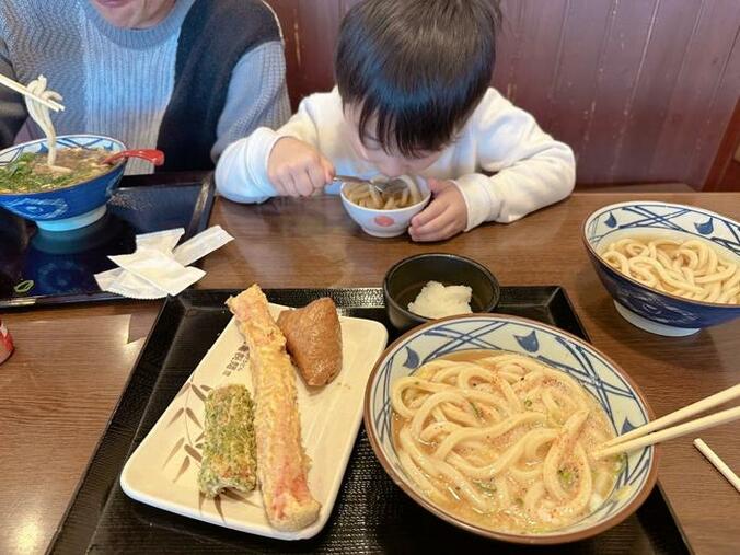  辻希美『丸亀製麺』で食事を完食した4歳の三男「美味しかったです」  1枚目