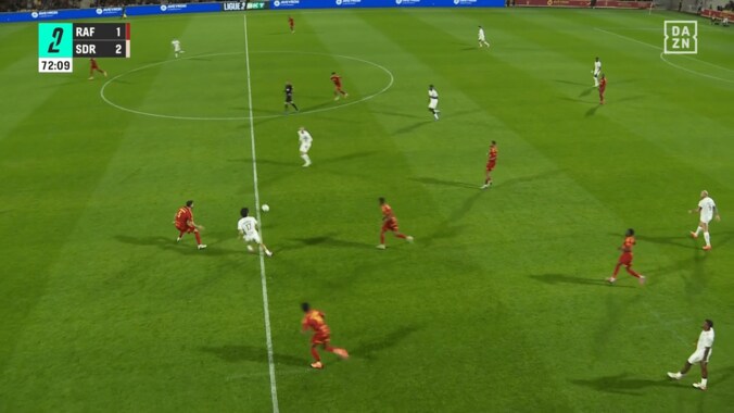 「なんだ今の…？」中村敬斗の“吸着トラップ”にファン驚愕！「足に磁石ついてる」「うまっ」鬼パスを軽々とビタ止め 5枚目