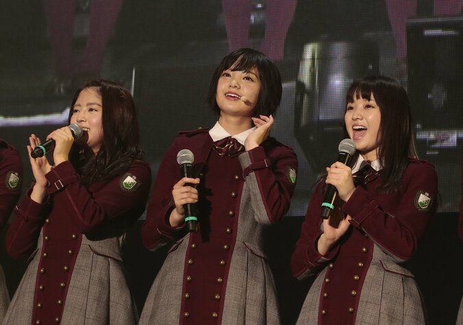 HKT宮脇咲良がセンターで『二人セゾン』を披露！　“対決”では欅坂が勝利 23枚目
