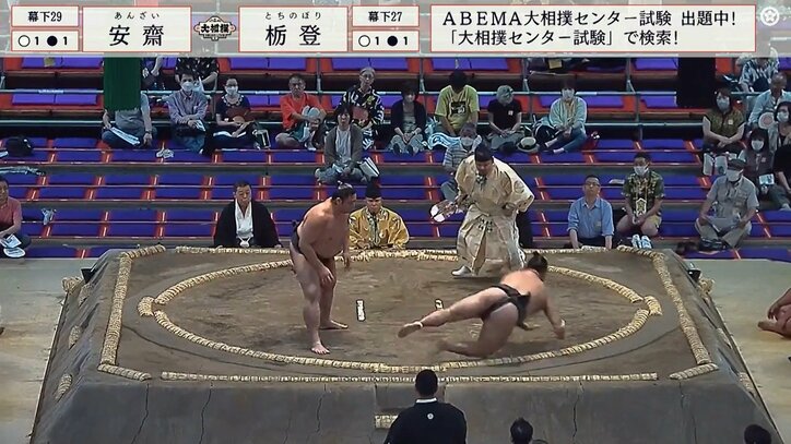 力士の巨体が土俵の端まで… 強烈な攻めに館内どよめき 「すげー飛び方」驚きの声も