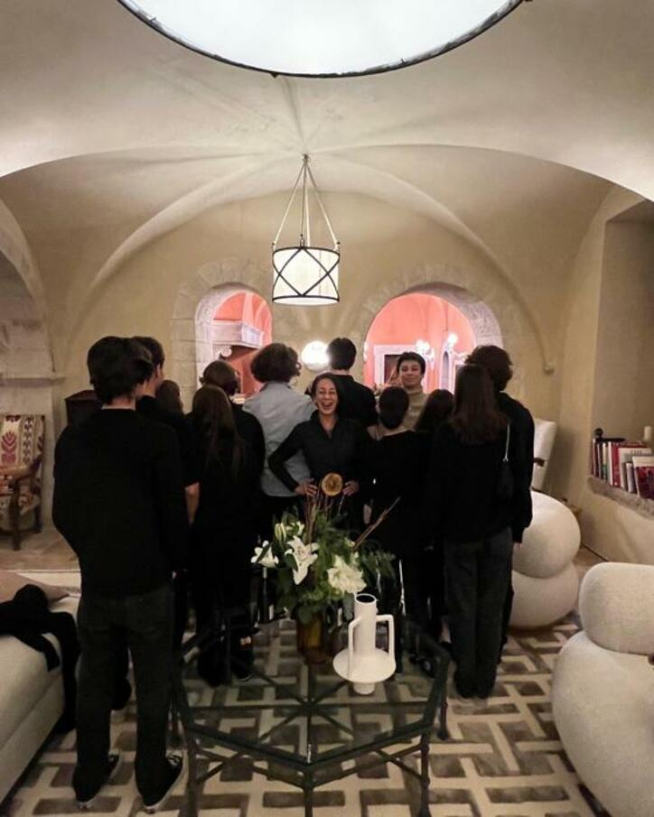  中村江里子、夫と12人の子ども達との年越しを報告「23時半過ぎにはみんな水着に着替えて」 