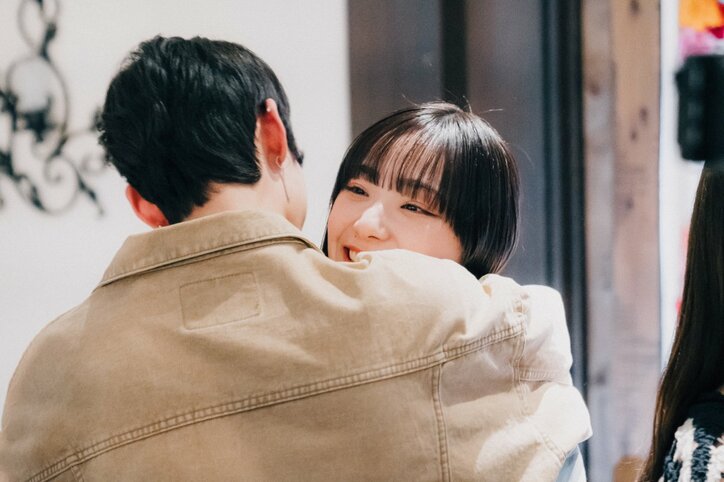 人目を気にせず熱烈ハグ！復活したガルプラ出身・永井愛実と韓国男子の感動の再会に飯豊まりえも涙『花束オオカミ』第11話