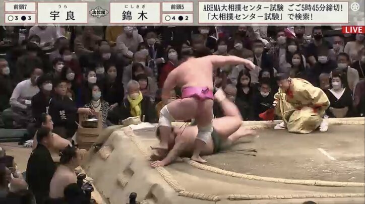 宇良の足が…残っていた！ 土俵際ぎりぎりの攻防を低姿勢で確認も“行司差し違え”に「珍しい」「見えにくかったのだろう」の声