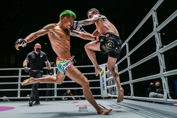 「止めてあげて」視聴者ドン引き！ ローキック地獄で戦意喪失…“とにかく止めない”レフェリーに疑問の声