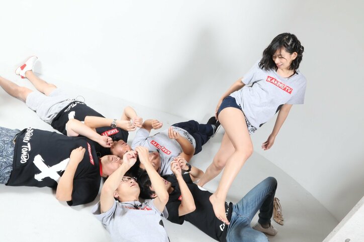 Wikipedia「不倫」イメージ画像に“新幹線手つなぎショット”を追加