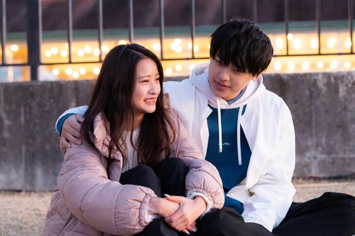 夜のプールでぎゅっ「付き合った子も手を繋いだことしかないのに…」年上女子との密着スキンシップに男子高生が大興奮