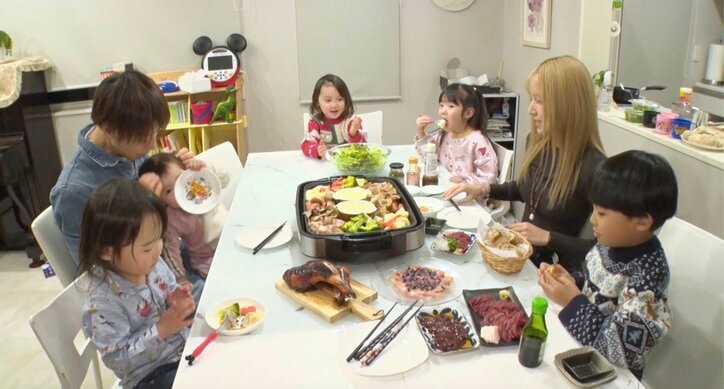 【写真・画像】中学の時に母が再婚…“26歳差婚夫婦”の27歳美人妻「小さい頃にお母さんに言えなかったことを夫に言っていた」過去のトラウマとその影響　2枚目