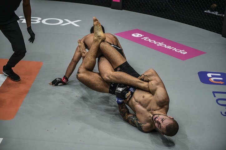 「こんな終わり方あっていいのか」実況が思わず叫んだパウンドフィニッシュ、レフェリーの判断に賛否