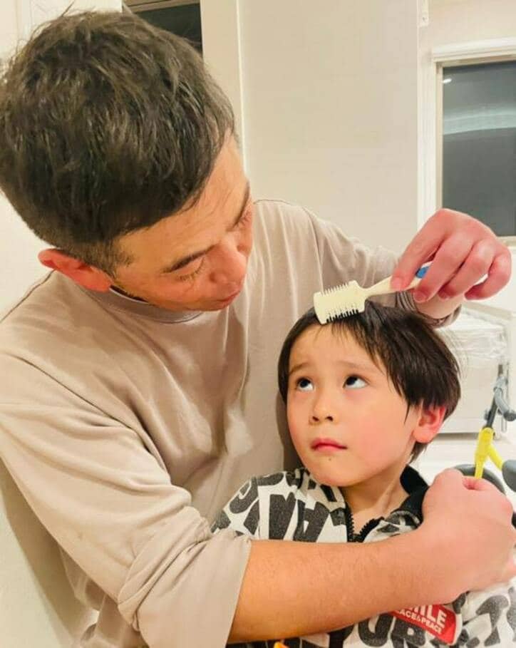  ココリコ・遠藤の妻、夫が次男の髪を切った結果「見る度に笑いが止まらない」 