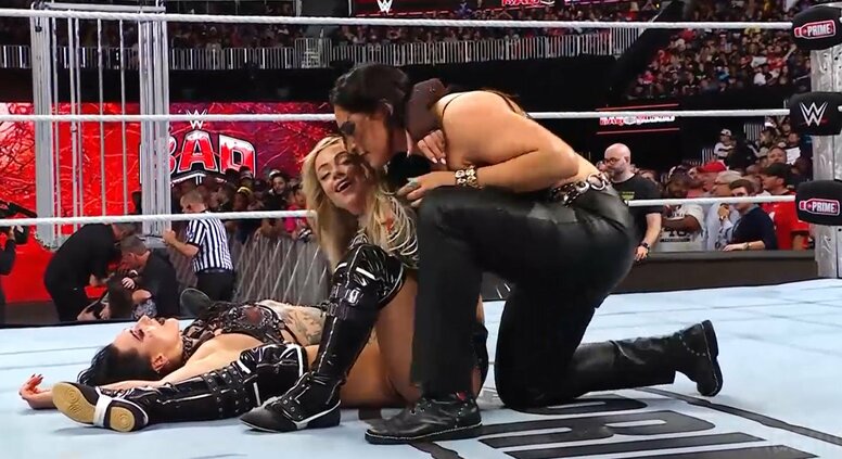 「なんちゅう格好」「攻めすぎやん」女子レスラーの大胆衣装にファン騒然 「すごいコスチュームで入ってきた…」突然の乱入に実況もあ然