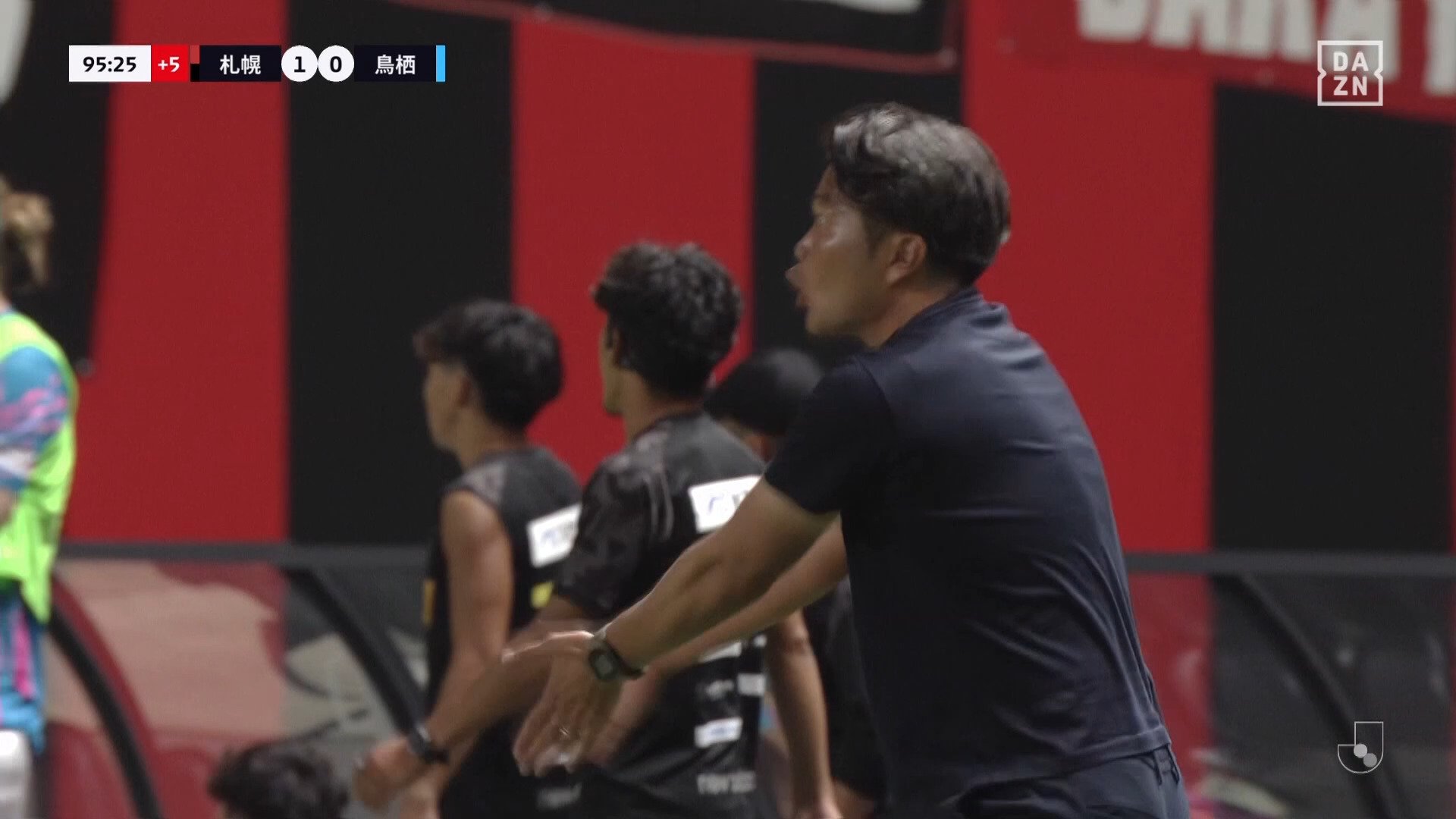 【映像】飛び出しすぎ?岩政監督の猛アピール