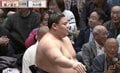 「2日でなんぼ稼いだんや」「ごっつい懸賞金」2日連続で横綱撃破の24歳力士、両手に抱えた“分厚いご褒美”に熱視線「懸賞金がもう箱みたいに…」