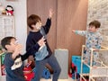辻希美、夫・杉浦太陽と息子達が“戦いごっこ”をする様子「我が家のウルトラマン」