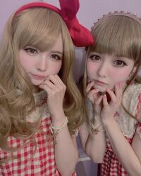 「可愛すぎ沸いた」「尊すぎ」益若つばさ＆佐藤ノアのコスプレ2ショットに絶賛