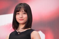 虚ろげに遠くを見つめる橋本環奈　ベレー帽をかぶった“画伯スタイル”に反響