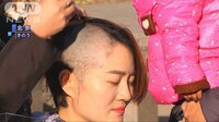 国際ニュース - 弁護士の妻らが頭を丸めて抗議 門前払いにもめげず | 動画視聴は【Abemaビデオ(AbemaTV)】
