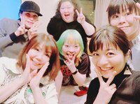 三倉茉奈、小川菜摘の豪華ホームパーティで手料理を堪能「何とも豪華で濃いメンバー」「笑顔いっぱい」の声