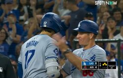 ベースコーチが大谷翔平に…雪辱タイムリー直後に“予想外”の展開 変顔リアクションの大谷にほっこり