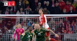 「また乱闘か？」試合後にも一触即発！空中戦で背後から後頭部にヒジ打ち→地面に急落下する瞬間　バイエルンの筋肉王の危険すぎる悪質プレー